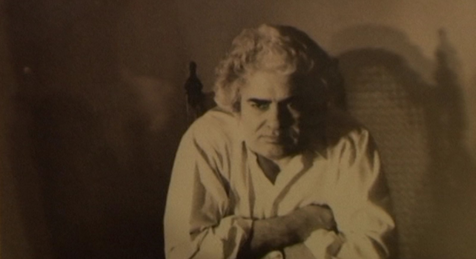 در آستانه بامداد-هاشور