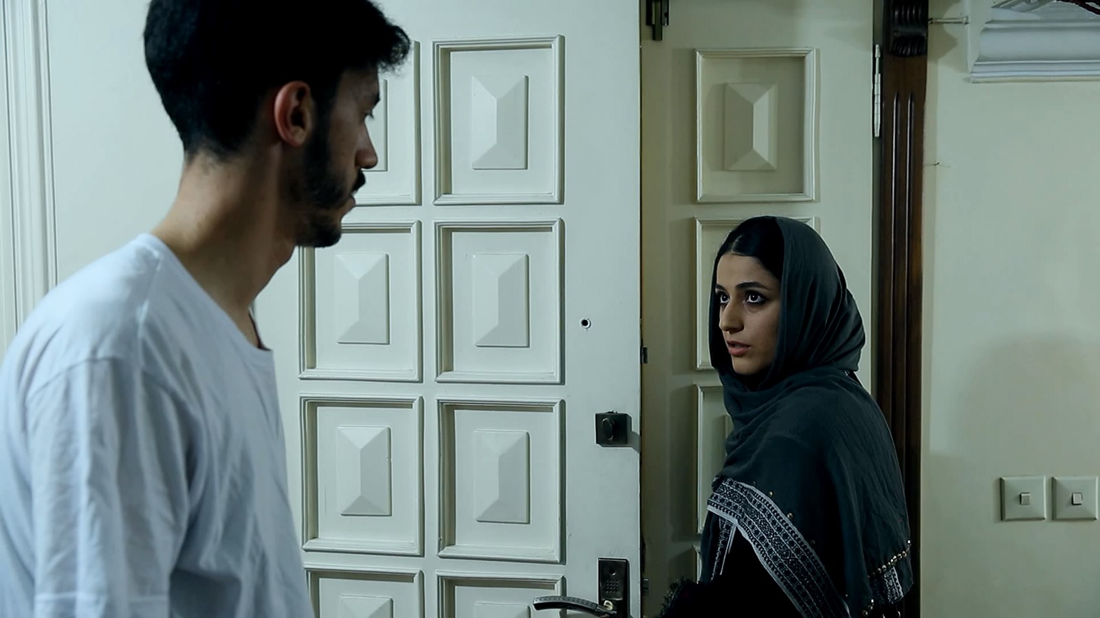 ساکت، همسایه ها میشنوند-هاشور