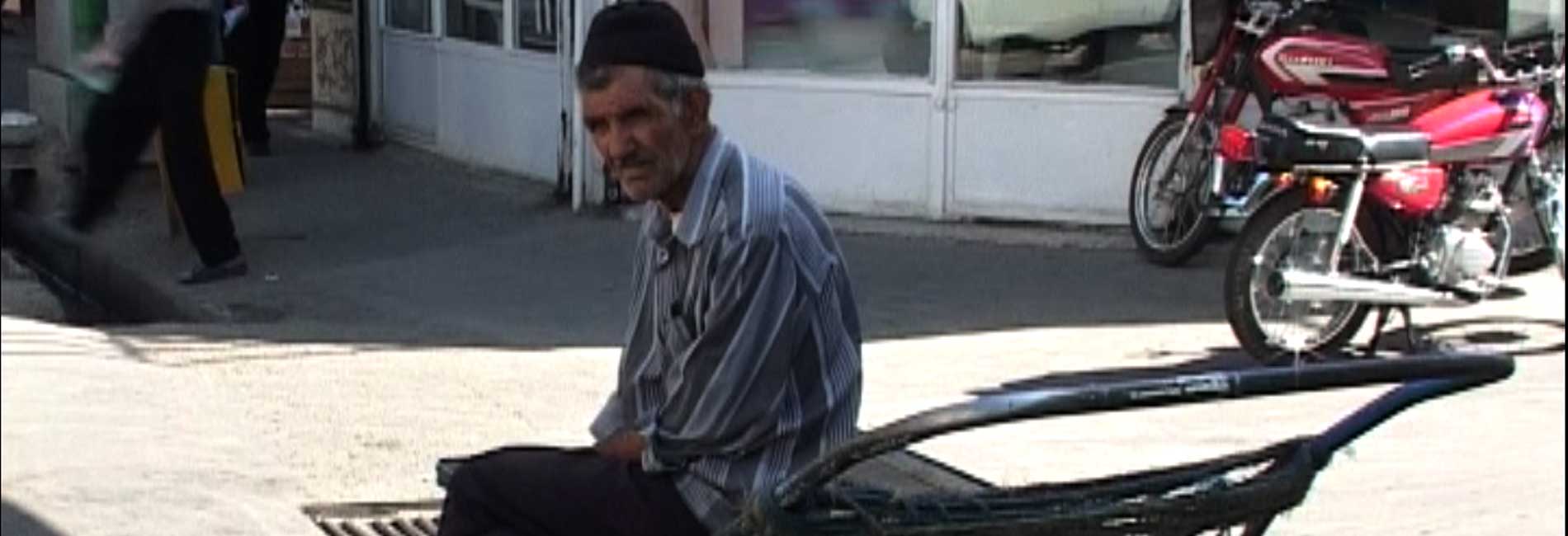 یک روز، یک شب، یک محله-هاشور